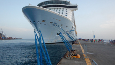 2 specators watchiing a water game